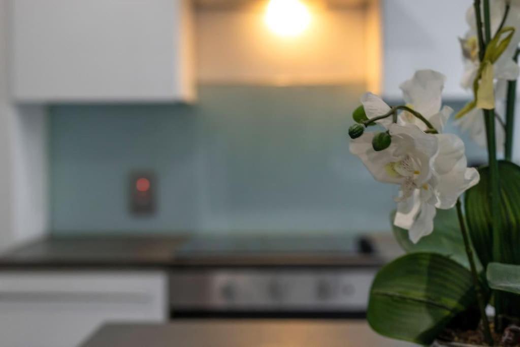 3 Bdr & 2 Bathroom In Bond Street- Central Londres
