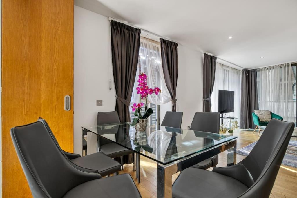 3 Bdr & 2 Bathroom In Bond Street- Central * Londres