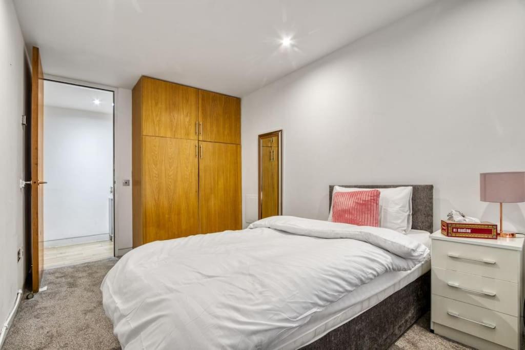 3 Bdr & 2 Bathroom In Bond Street- Central * Londres