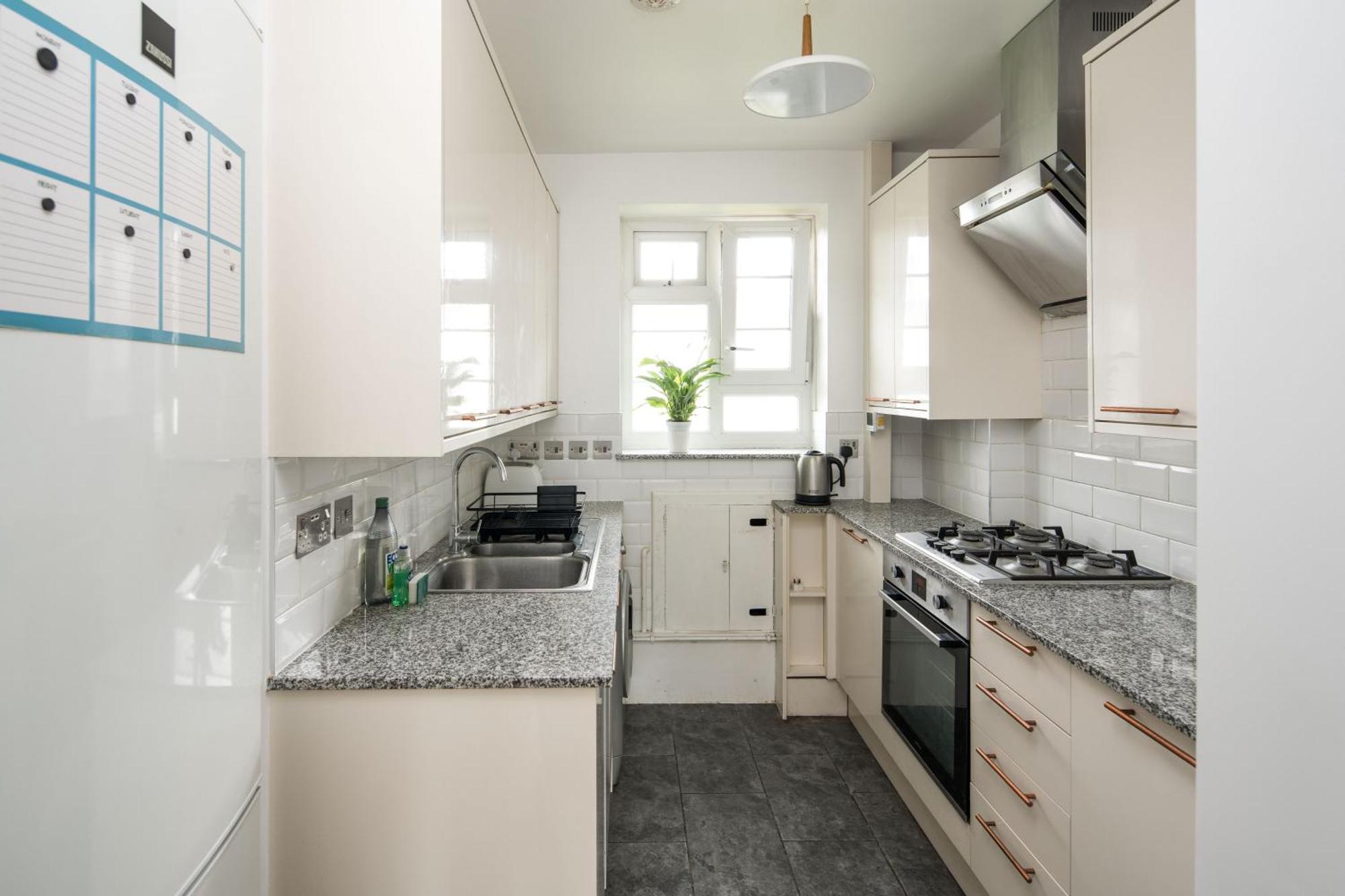 Apartment Stylish 2bd Flat With Balcony Near Stepney *