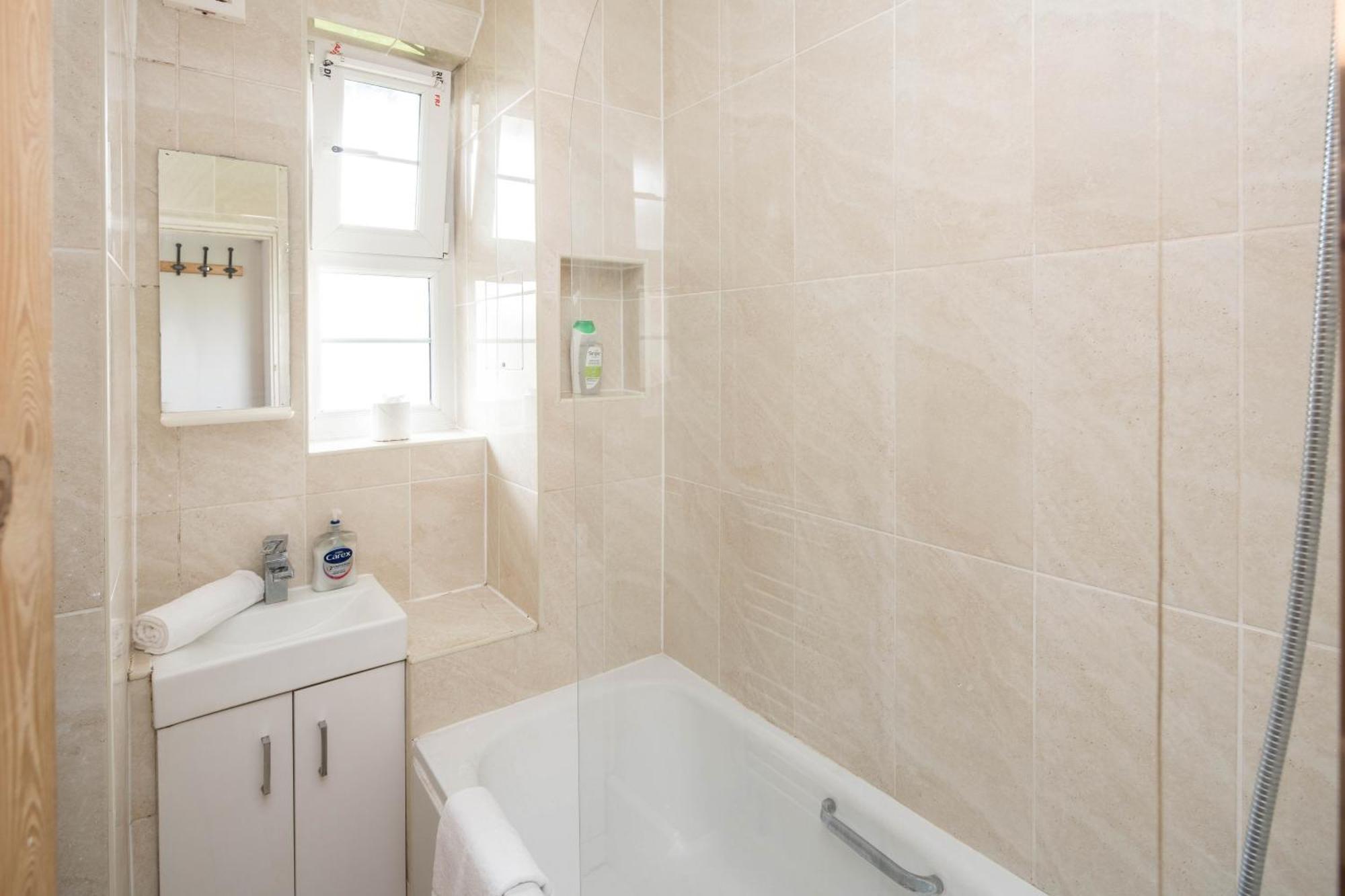 Apartment Stylish 2bd Flat With Balcony Near Stepney *