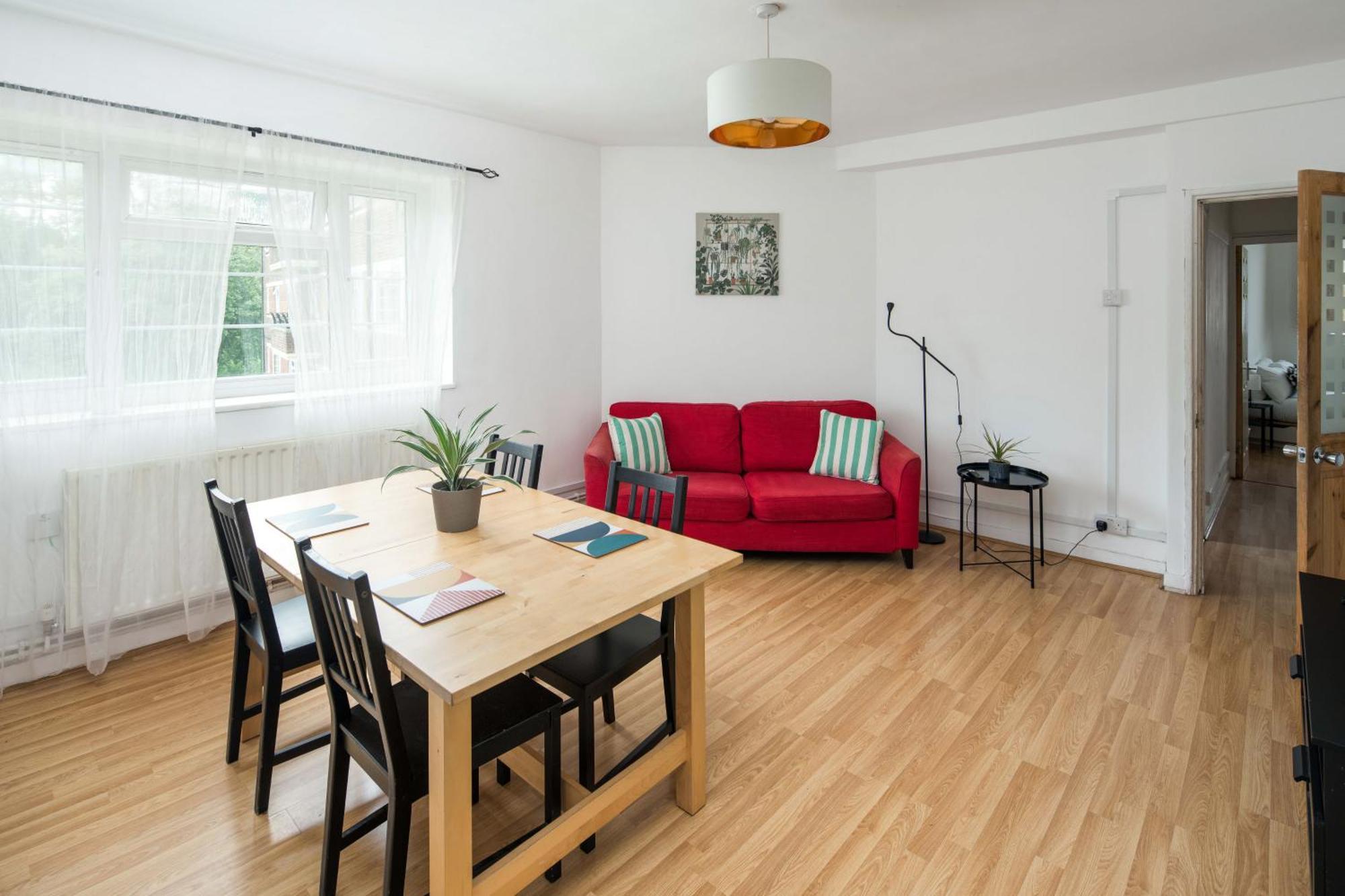 Stylish 2bd Flat With Balcony Near Stepney *