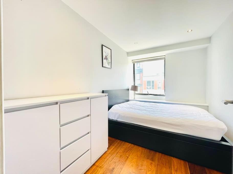Luxury Two Bedroom Living - & Westminster Apartment