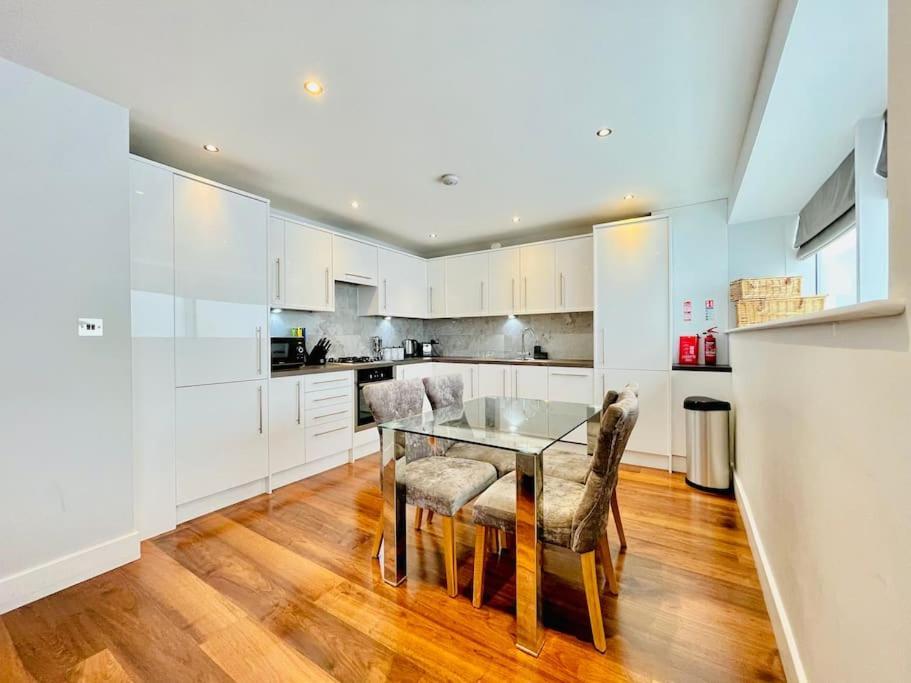 Luxury Two Bedroom Living - & Westminster *