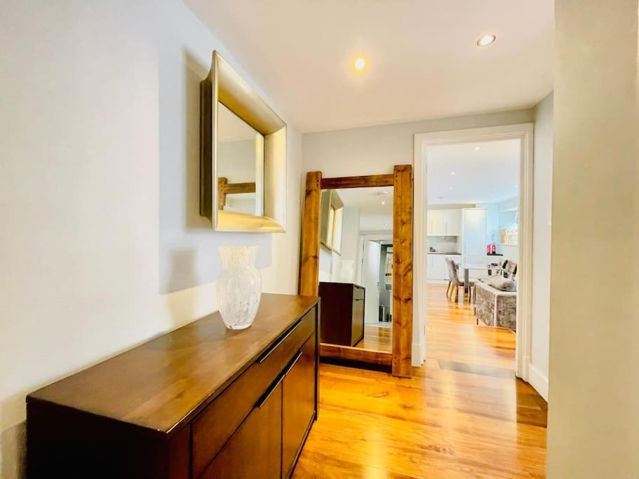 Luxury Two Bedroom Living - & Westminster Apartment *