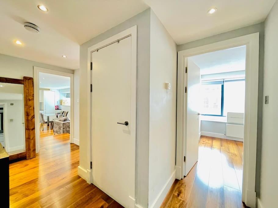Luxury Two Bedroom Living - & Westminster Apartment *
