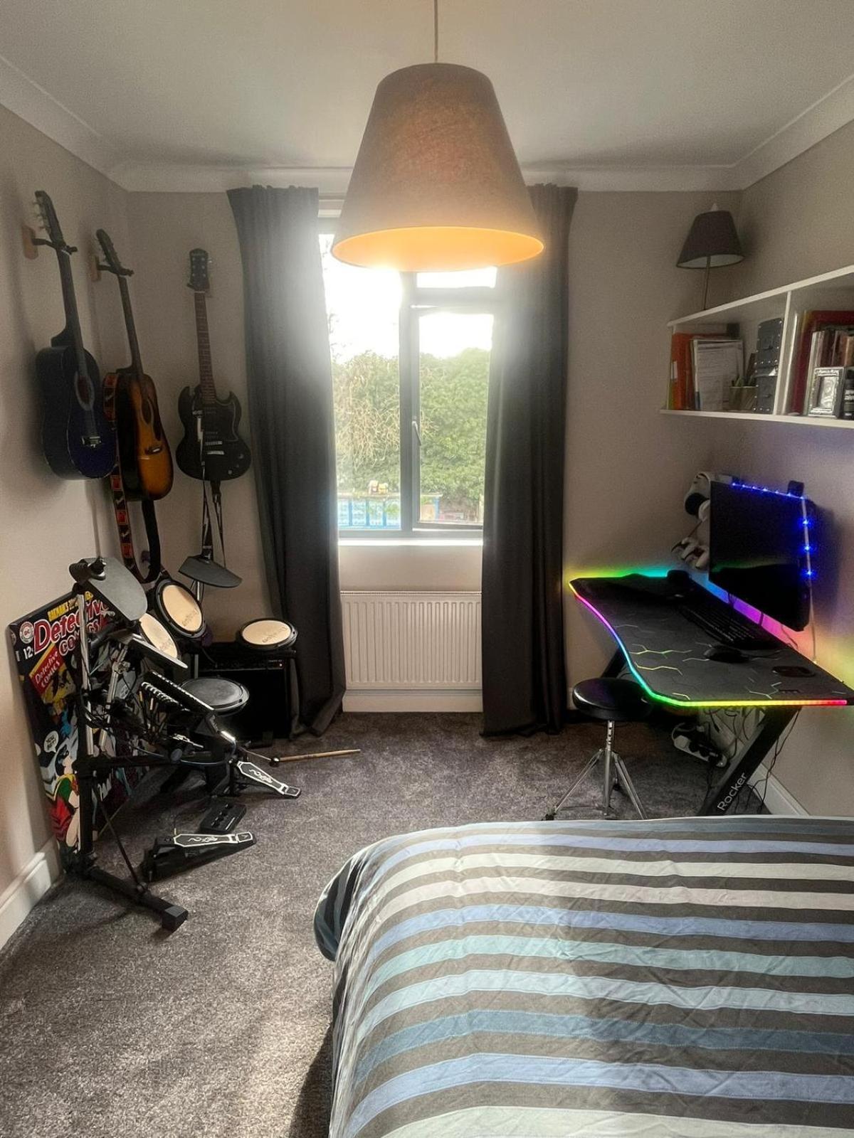 Three Bedroom Family With Garden In Walthamstow *