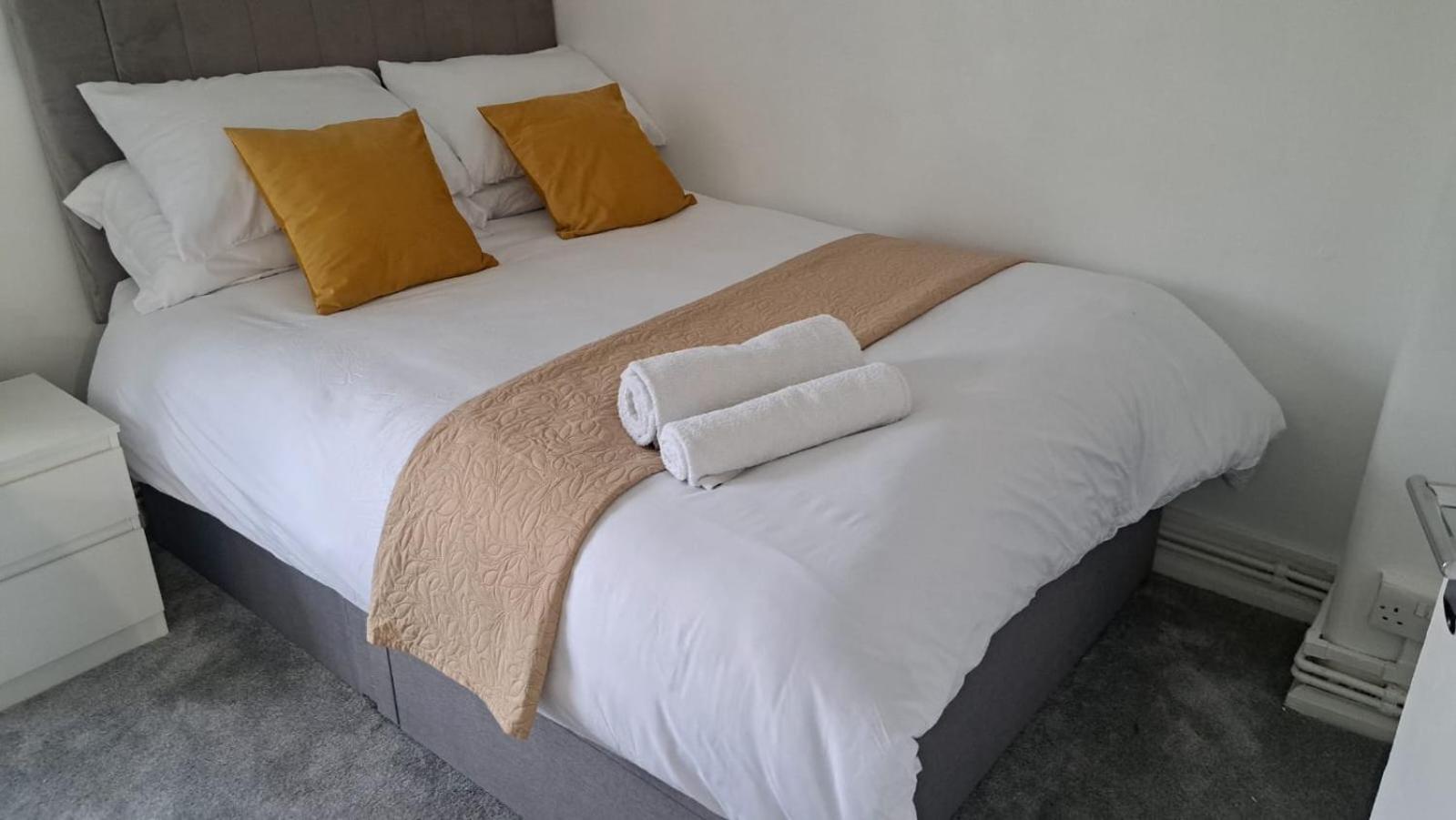 Tooting - Cosy 2 Bedroom House With Garden, 5 Mins Walk To Tube Station Ferienhaus London