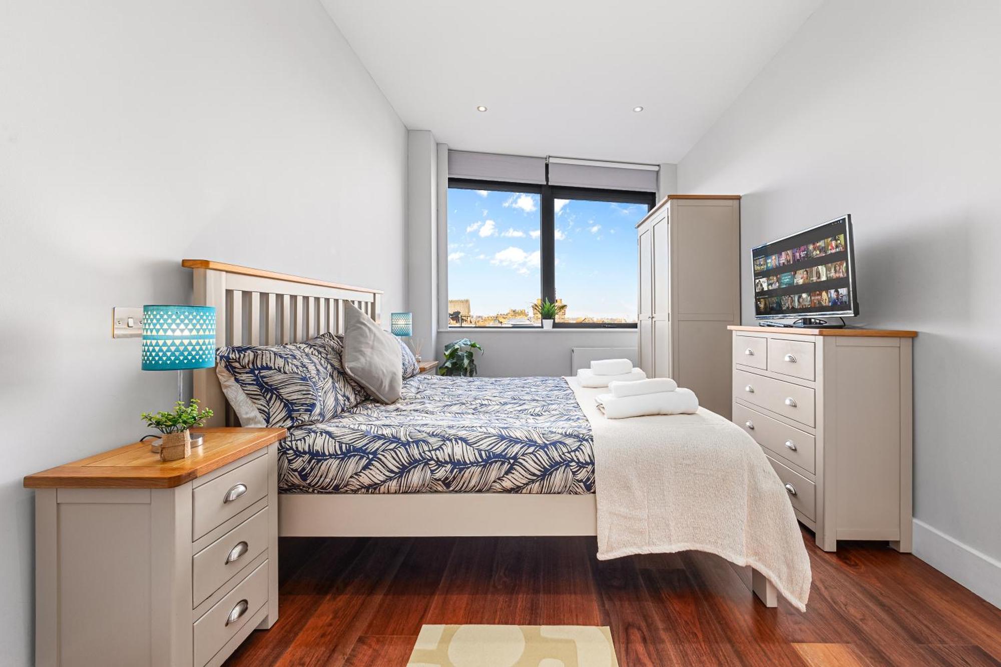 Wimbledon Two Bedroom Luxury - *