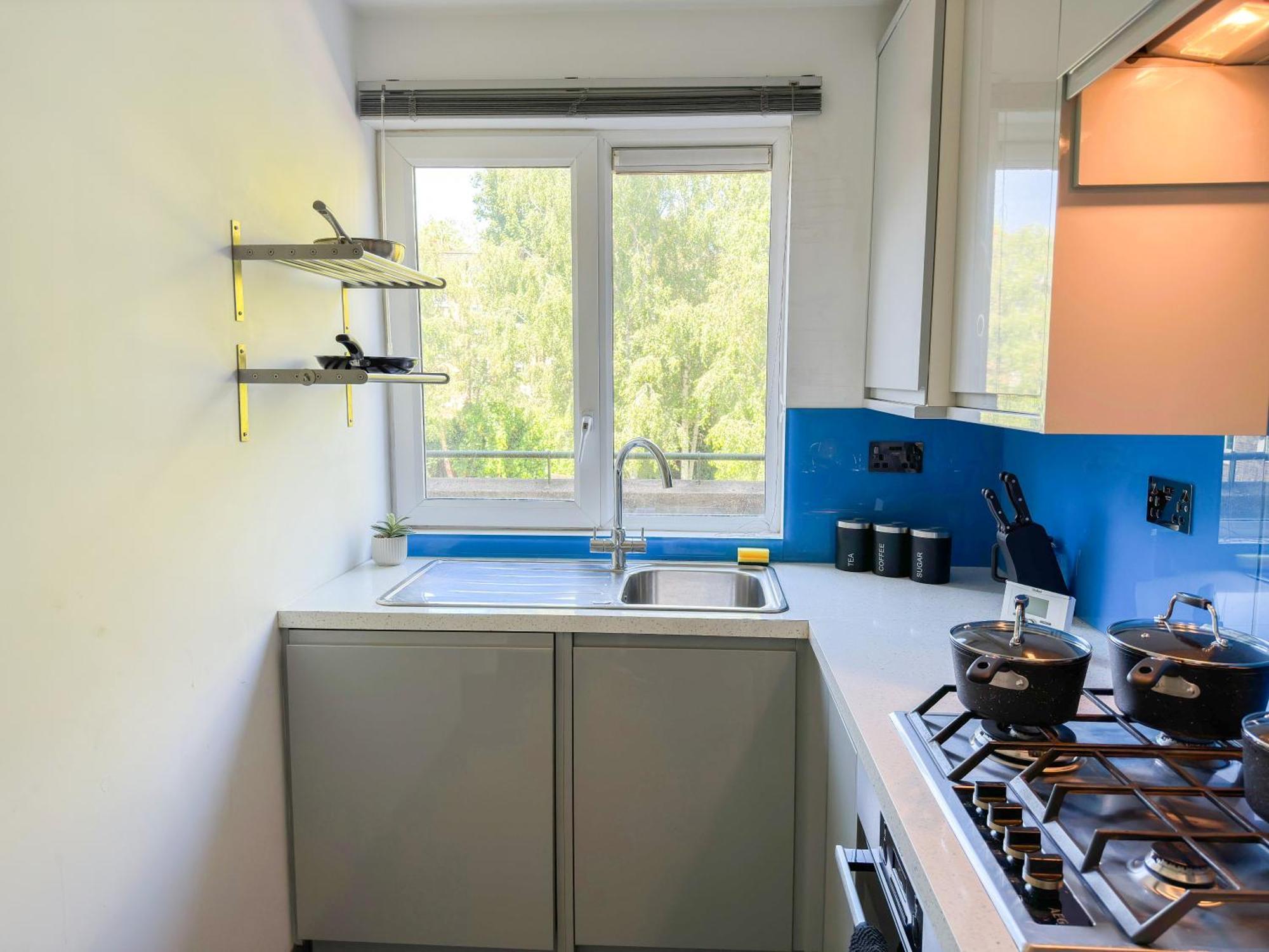 Charming 2-bedroom Flat With Private Balcony Near Islington Station, Canonbury Apartment *