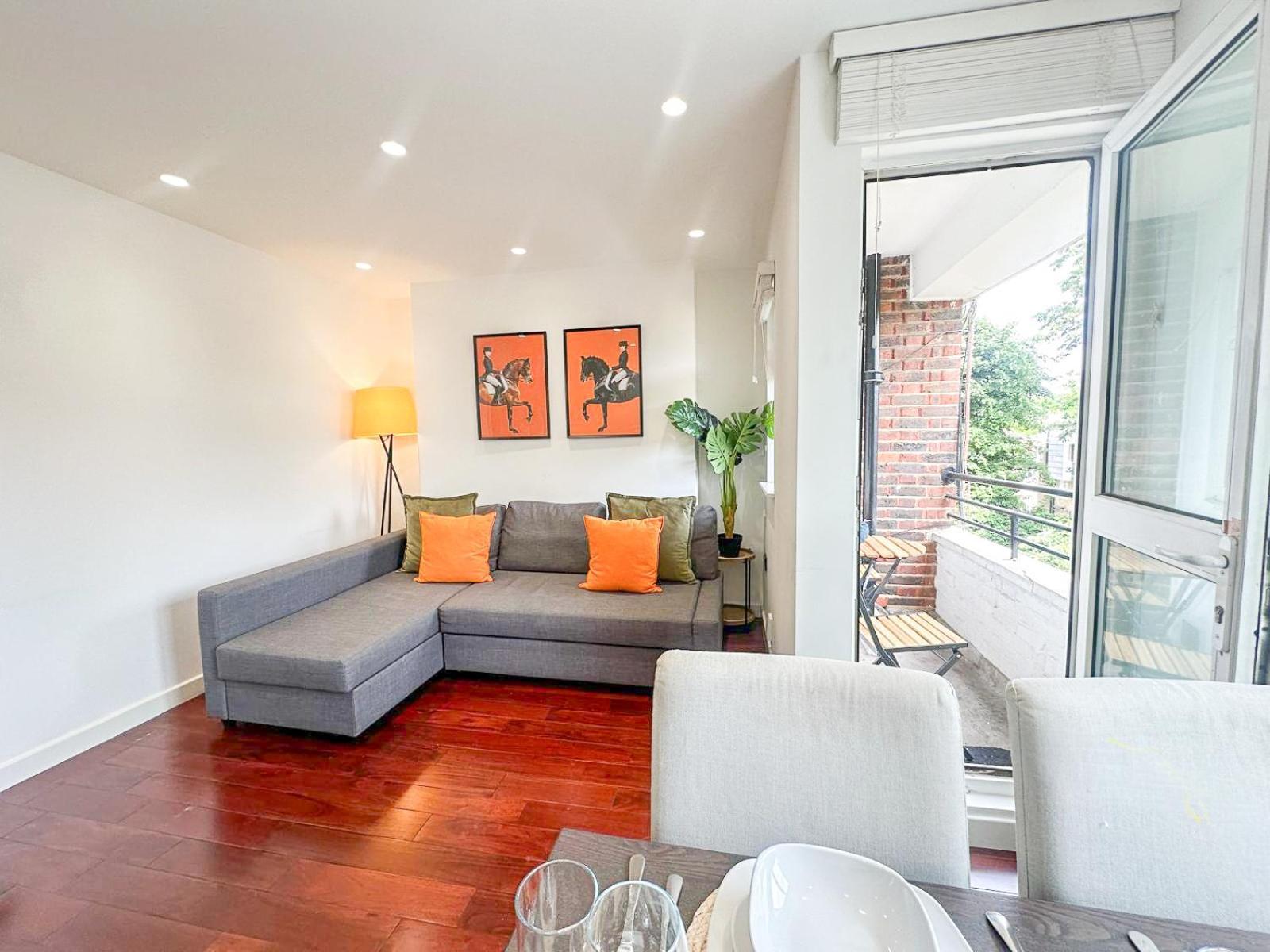 Charming 2-bedroom Flat With Private Balcony Near Islington Station, Canonbury Apartment *
