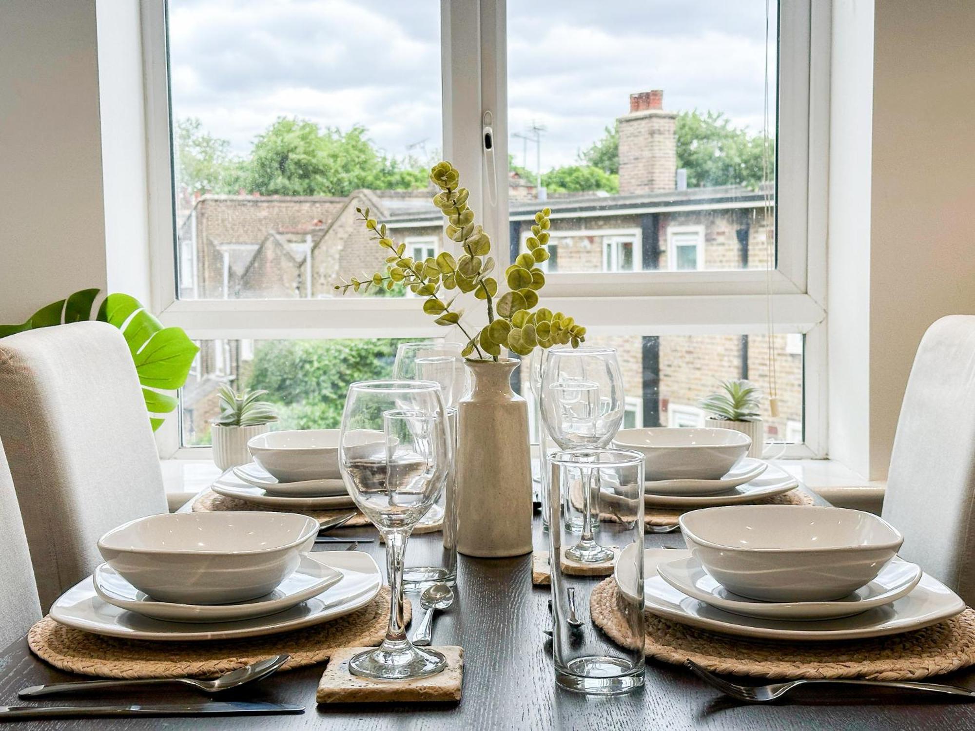 Charming 2-bedroom Flat With Private Balcony Near Islington Station, Canonbury Apartment London