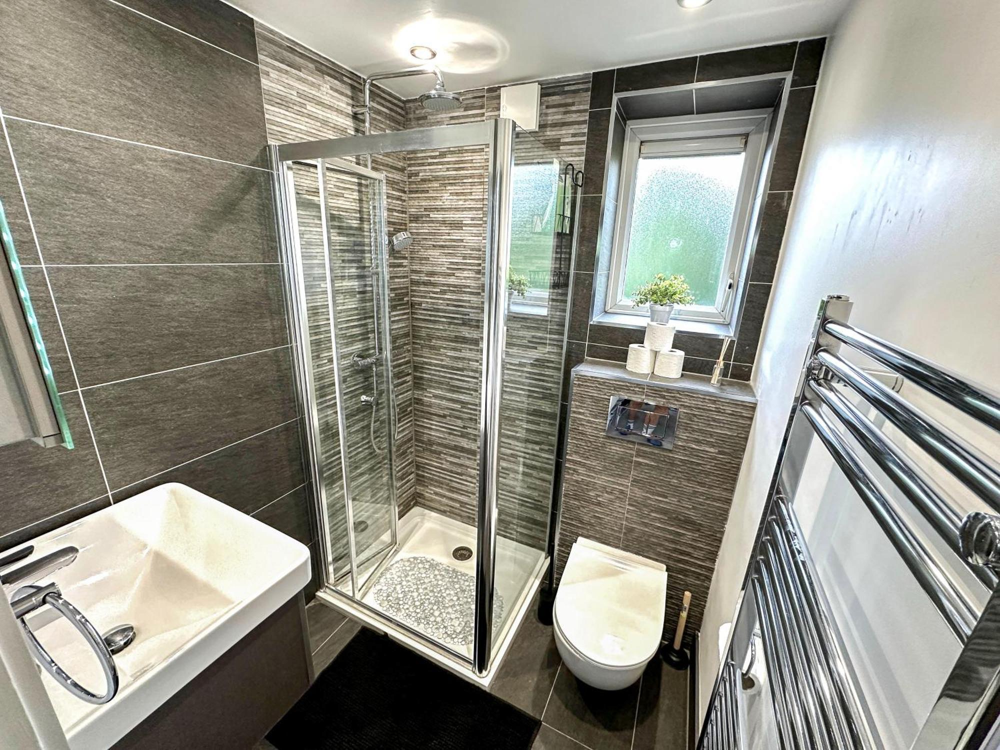 Apartment Charming 2-bedroom Flat With Private Balcony Near Islington Station, Canonbury *