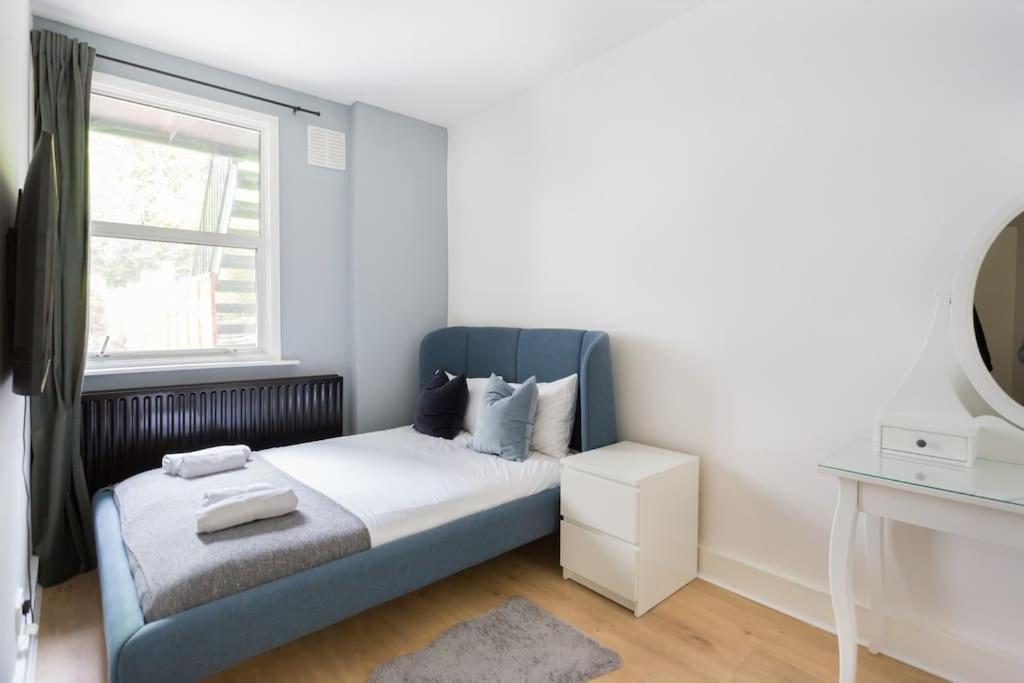 Two Bedroom In Dalston Apartment London