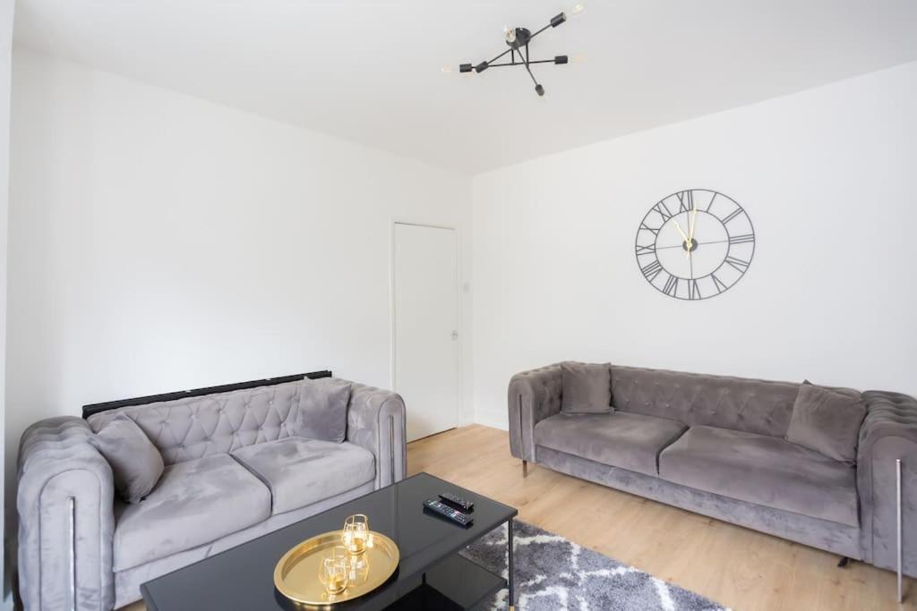 Two Bedroom In Dalston Apartment London