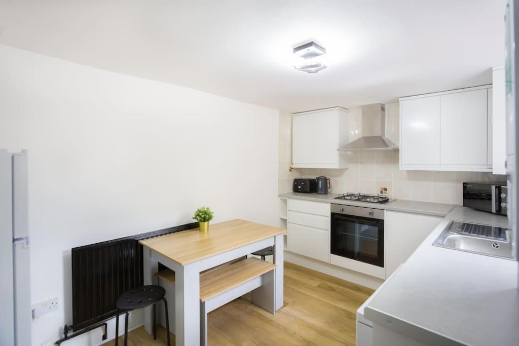 Two Bedroom In Dalston Apartment *