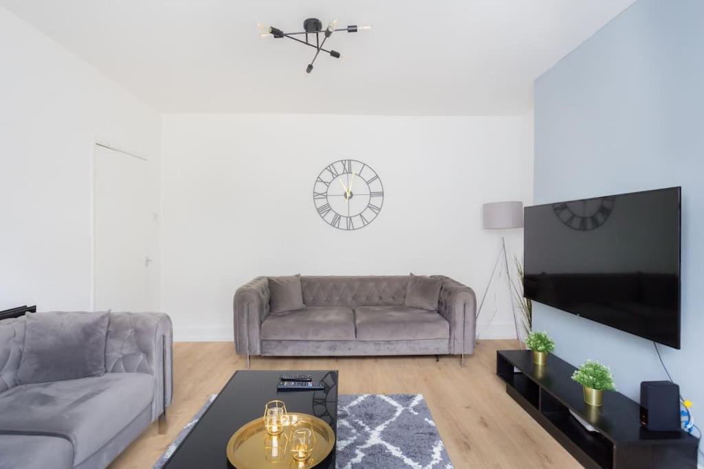 Two Bedroom In Dalston Apartment London