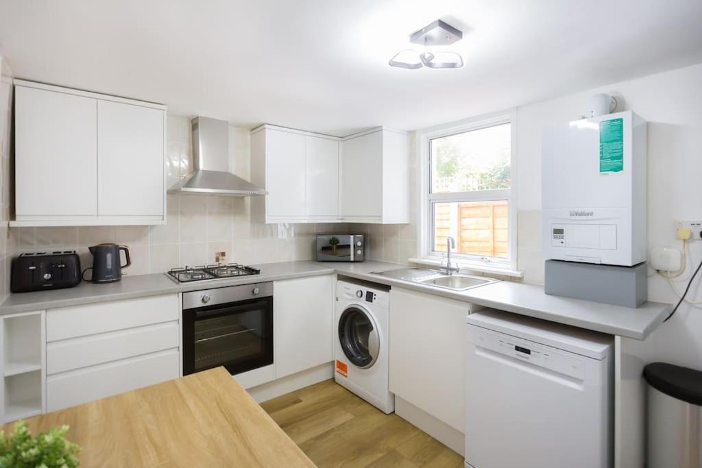 Two Bedroom In Dalston Apartment