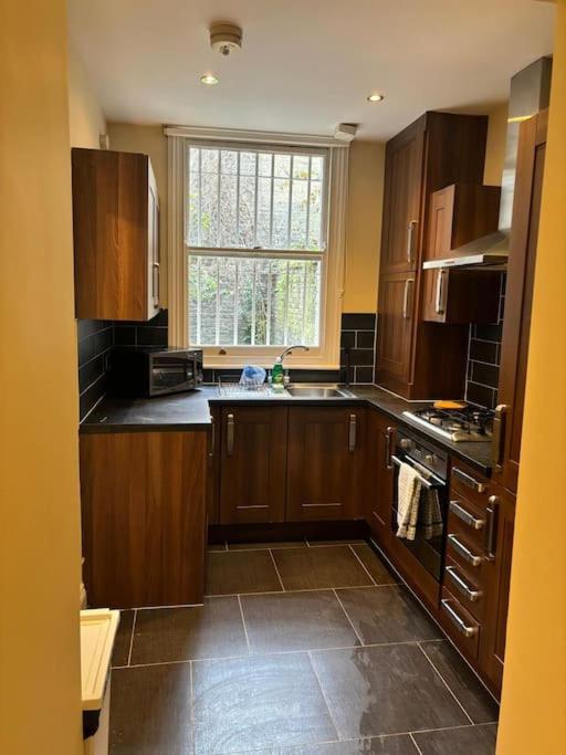 Cosy 1 Bed In Available Apartment *