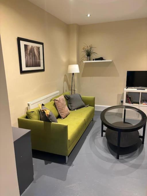 Cosy 1 Bed In Available Apartment *