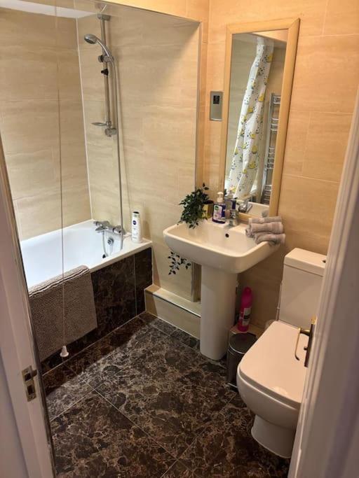 Cosy 1 Bed In Available Apartment *
