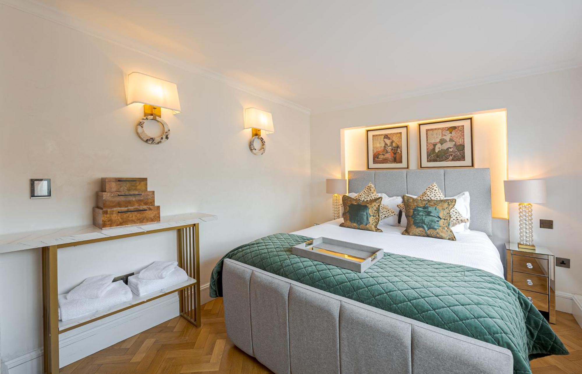 Elegant 2-Bed Flat With Stunning Harrods View Prime Knightsbridge Apartment *