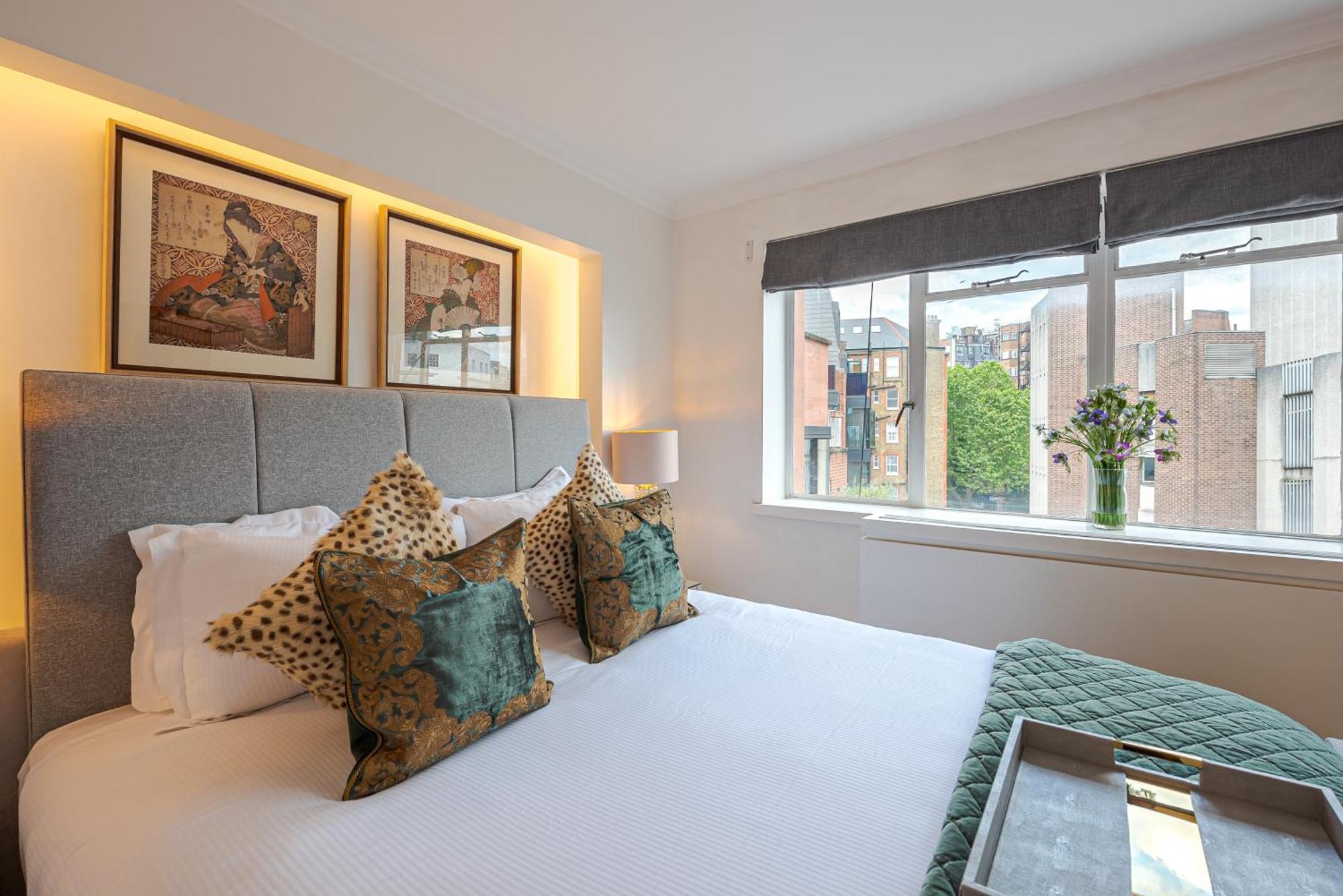 Charming 2 Bed Flat In Knightsbridge Balcony View Of Harrods London