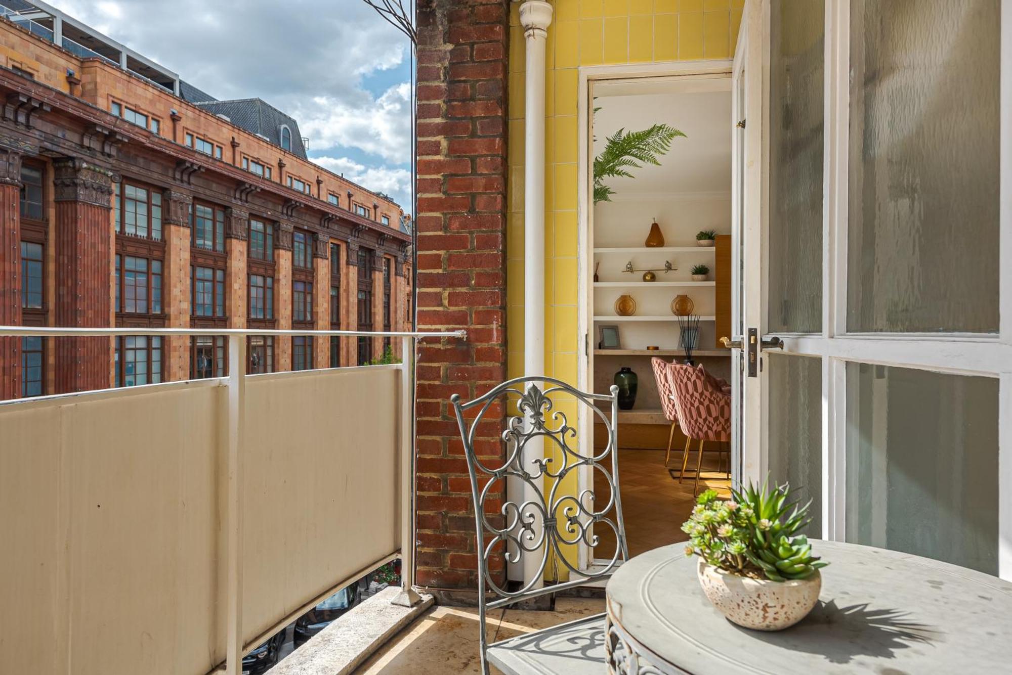 Elegant 2-Bed Flat With Stunning Harrods View Prime Knightsbridge Apartment