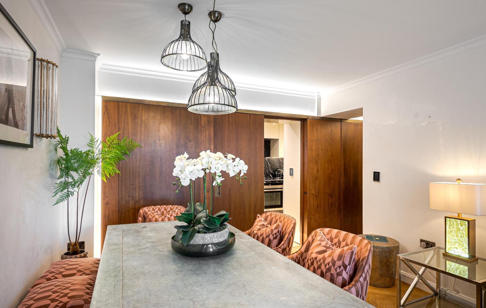 Charming 2 Bed Flat In Knightsbridge Balcony View Of Harrods *