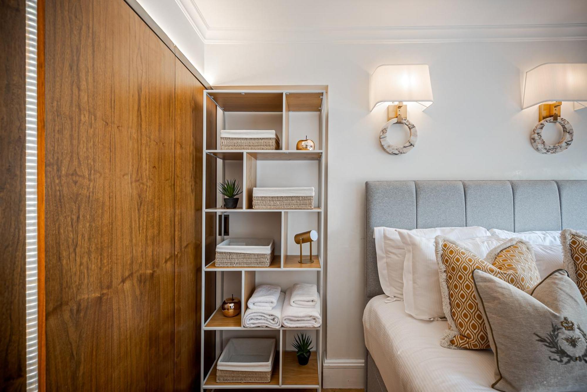Elegant 2-Bed Flat With Stunning Harrods View Prime Knightsbridge Apartment London