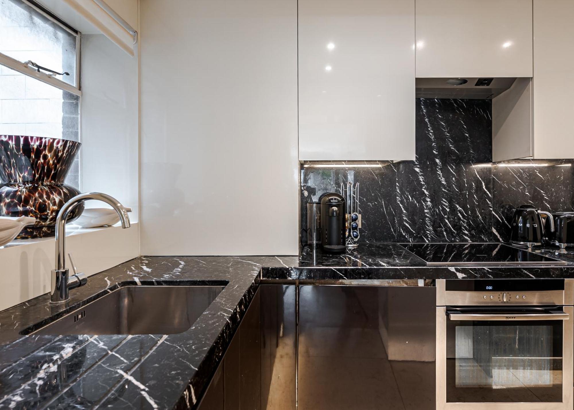 Elegant 2-Bed Flat With Stunning Harrods View Prime Knightsbridge Apartment