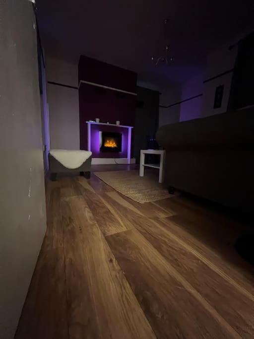 Entire 2 Bed Flat In Apartment *