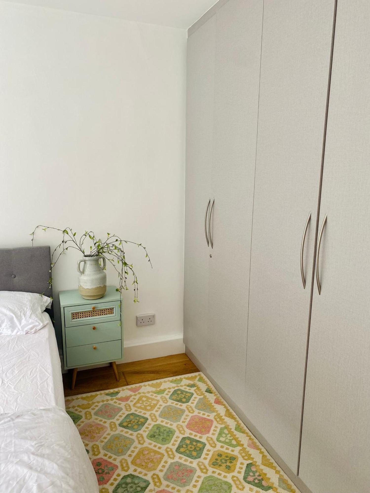 Richmond - Double Bedroom With Garden View Homestay London