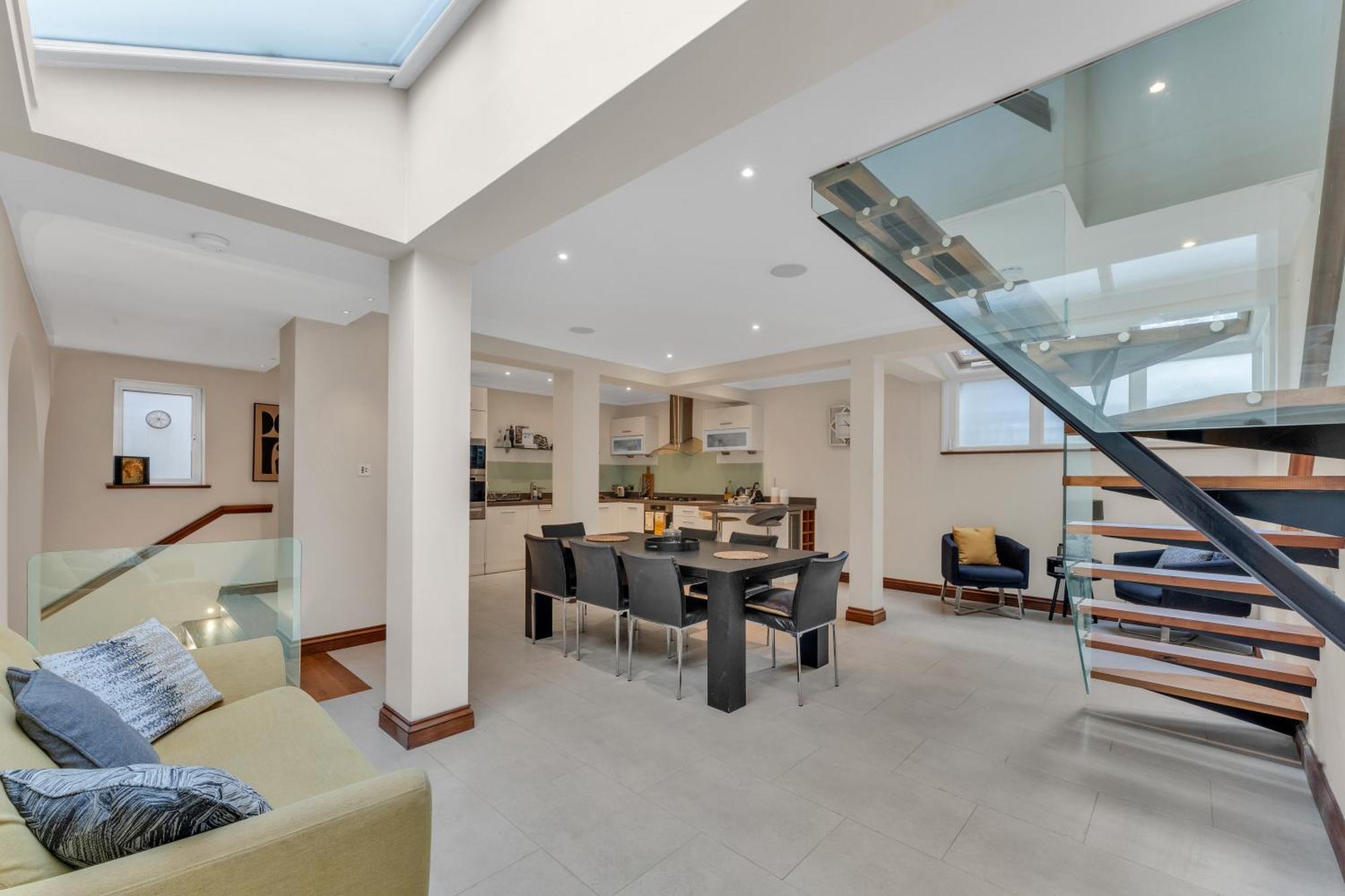 3-bed Grand Triplex In Westminster Apartment