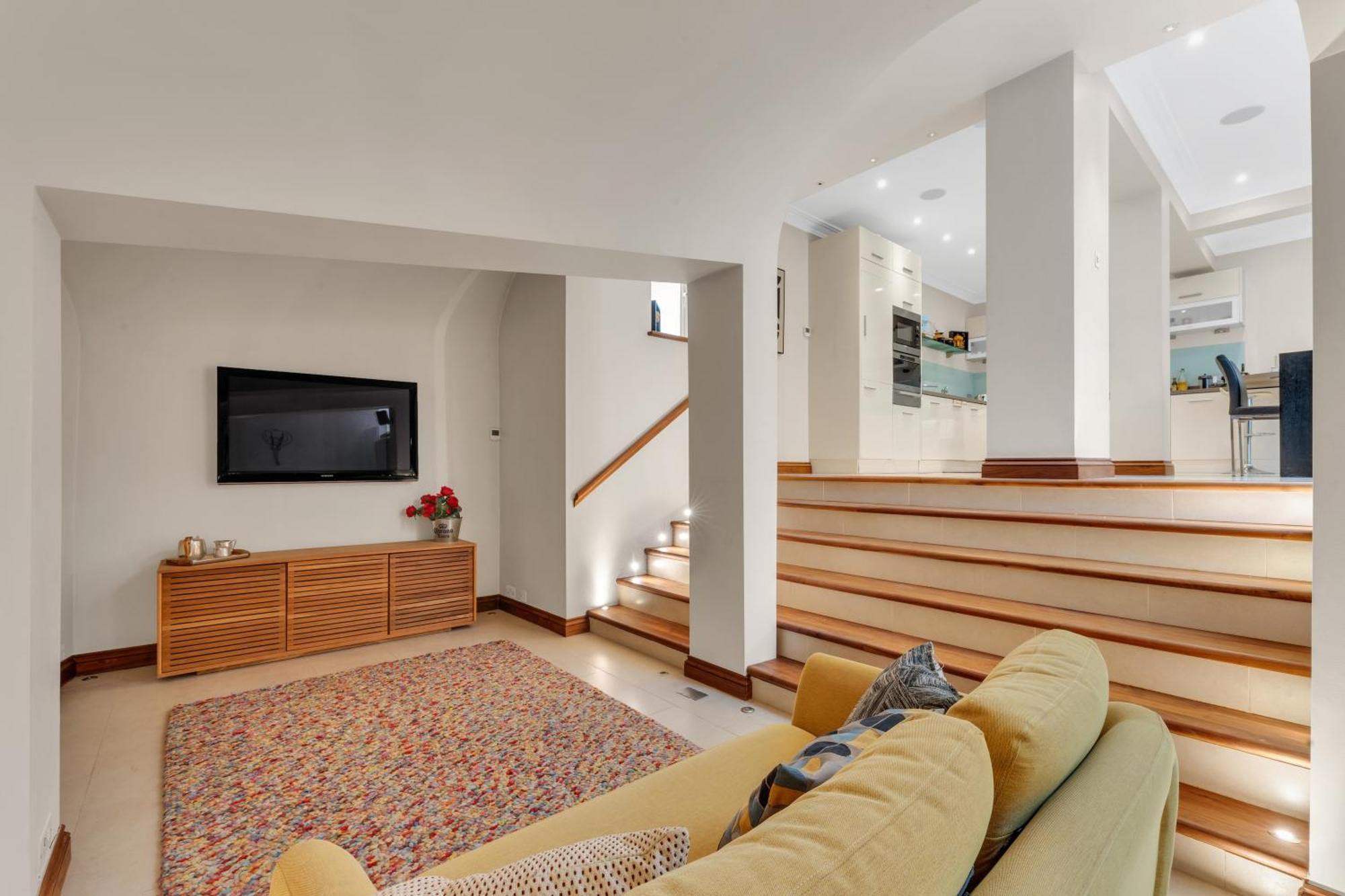 Apartment 3-bed Grand Triplex In Westminster *
