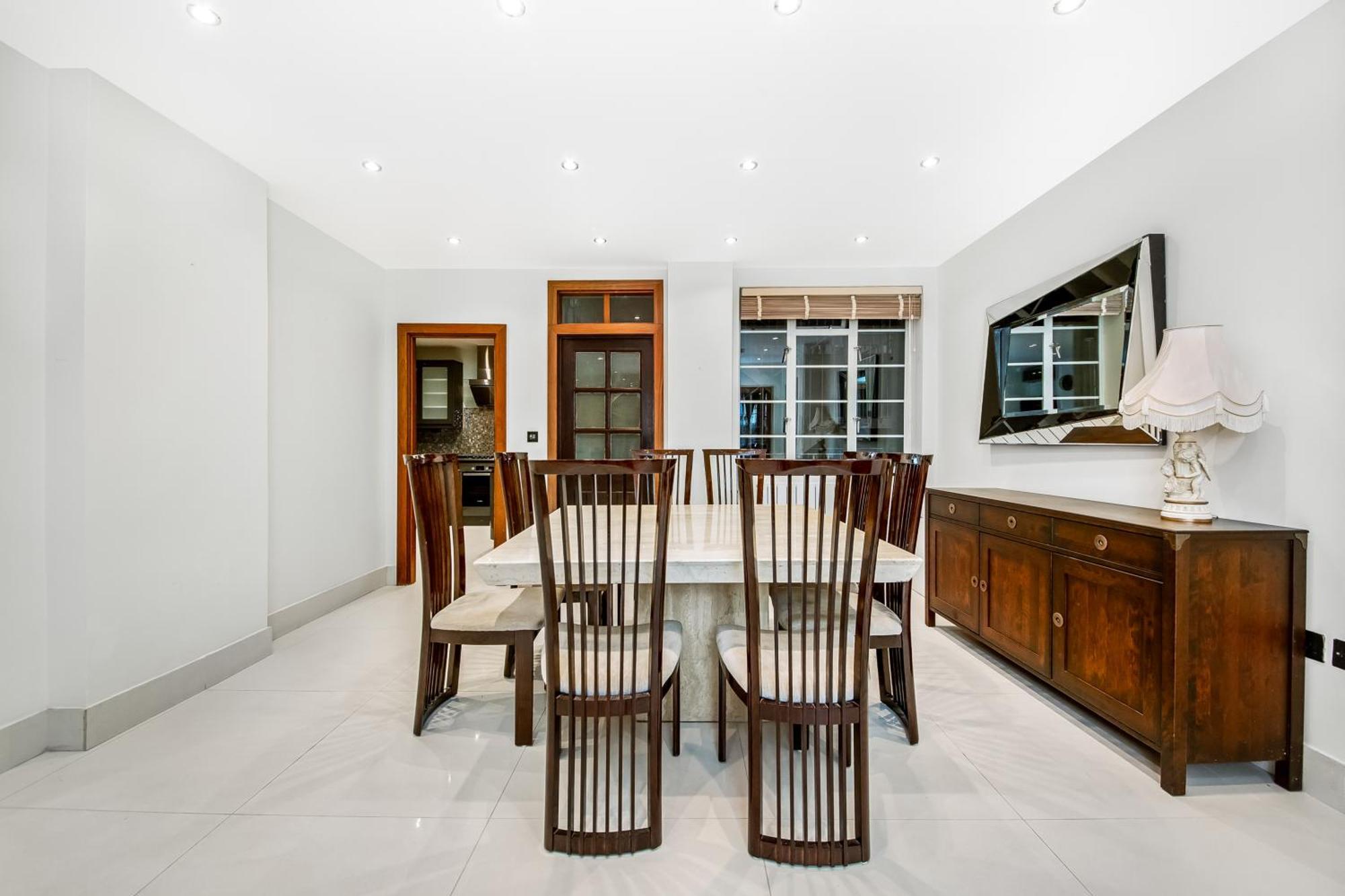 Elegance By The Park Apartment *