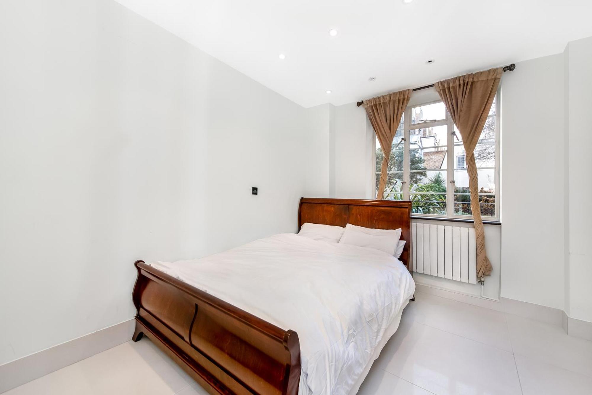 Elegance By The Park Apartment London