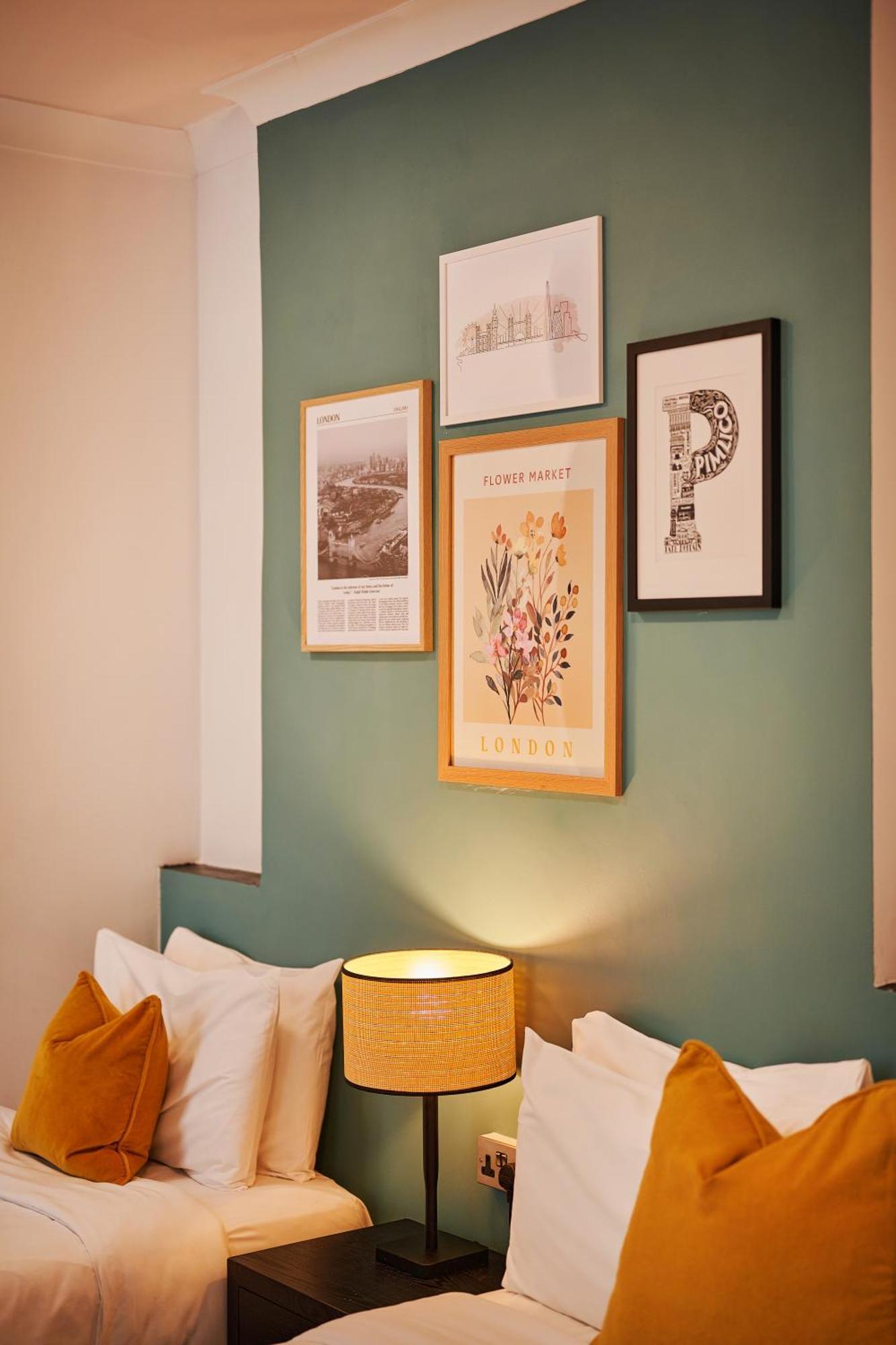 Huttons Hotel, Victoria Hotel London