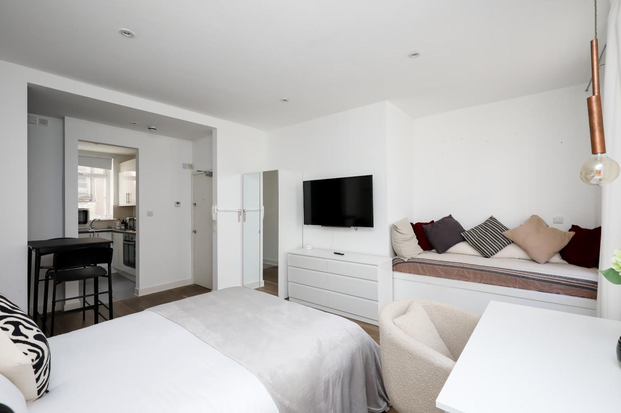 Stylish Fitzrovia Studios W1 *