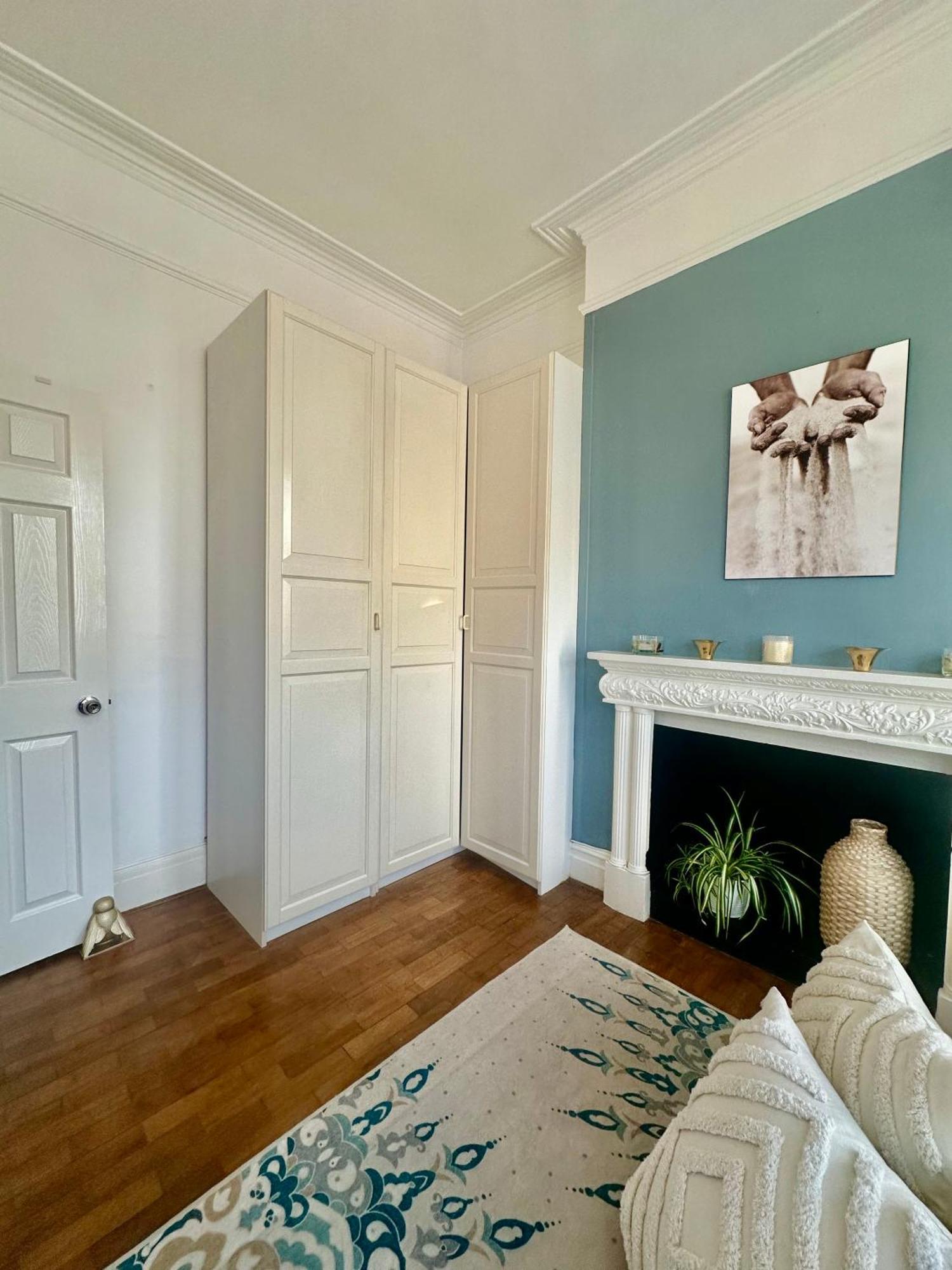 Lovely 2-3 Bedroom Flat In Apartment *