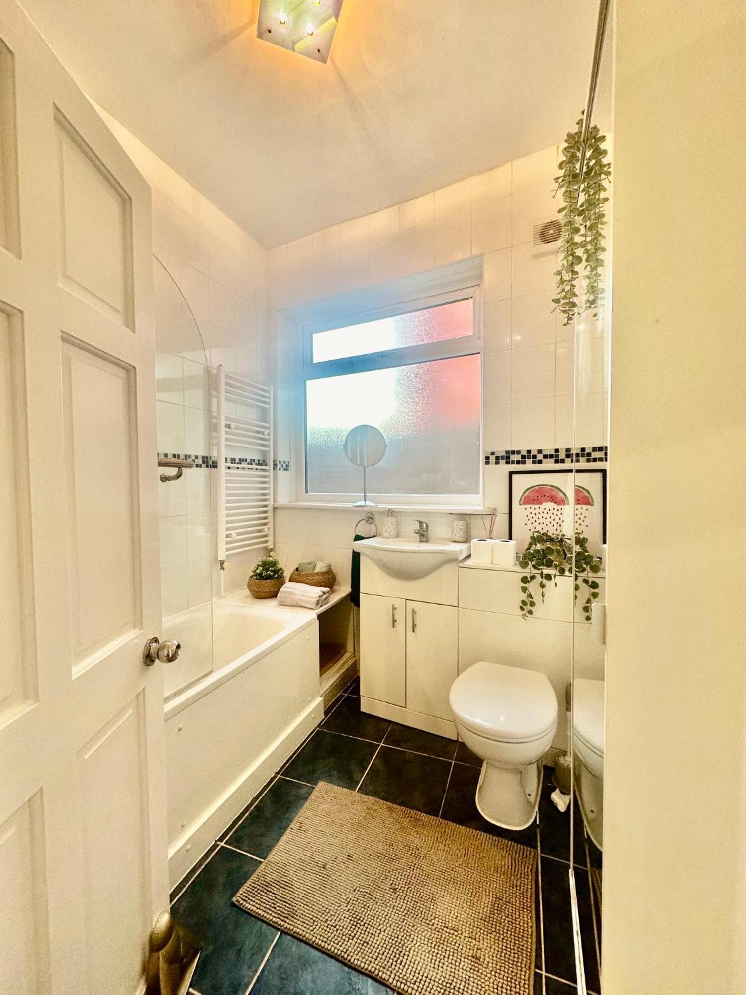 Lovely 2-3 Bedroom Flat In London
