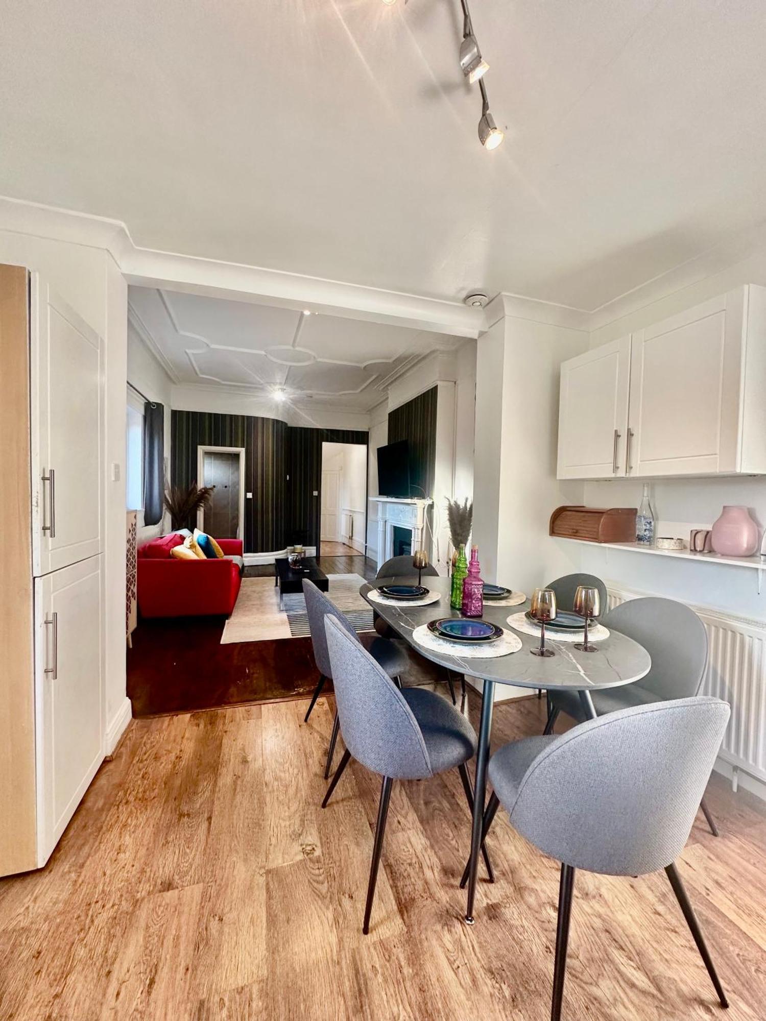 Lovely 2-3 Bedroom Flat In Apartment *