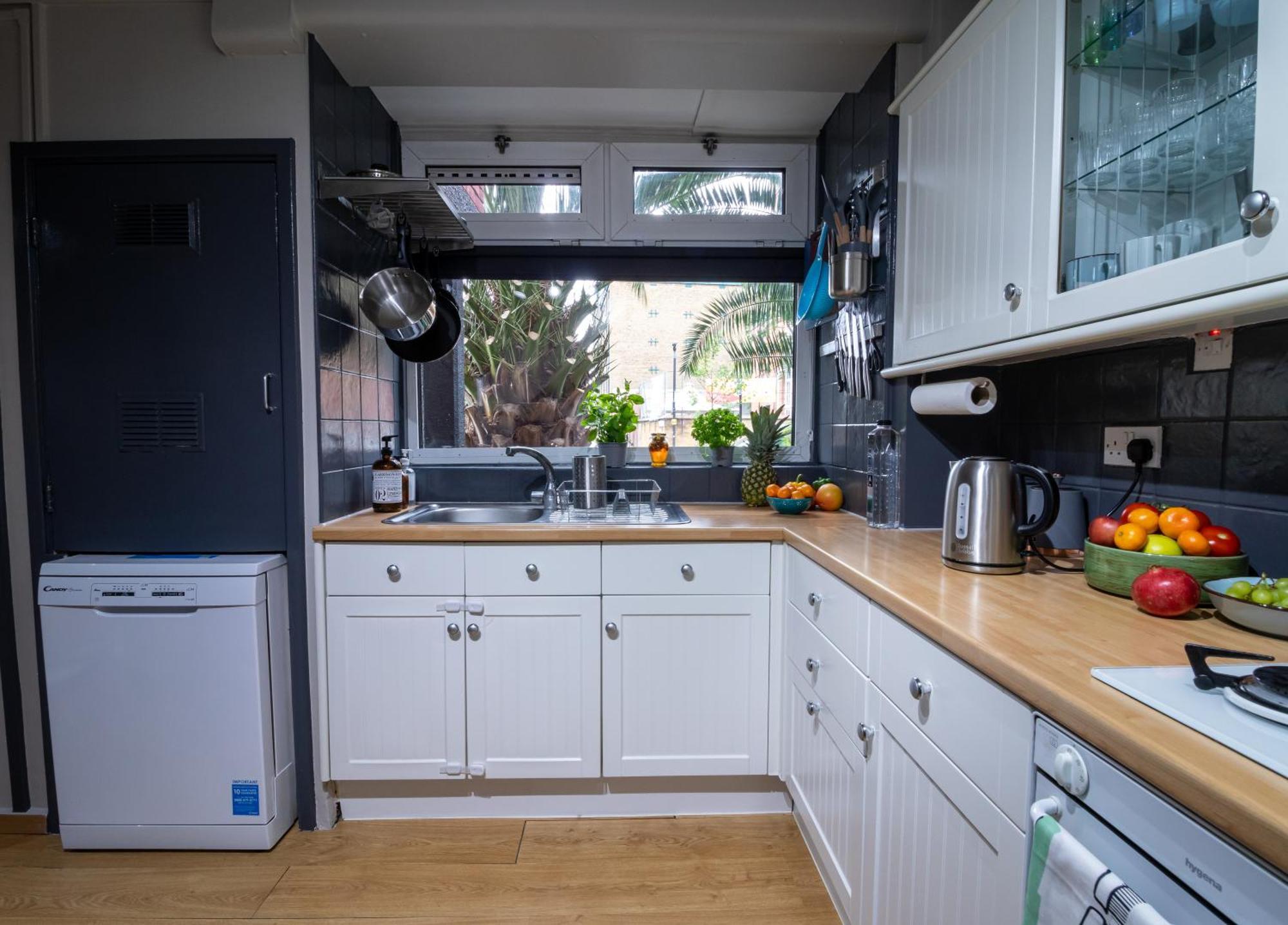 Apartment Cosy Family Retreat With Garden & Workspace *
