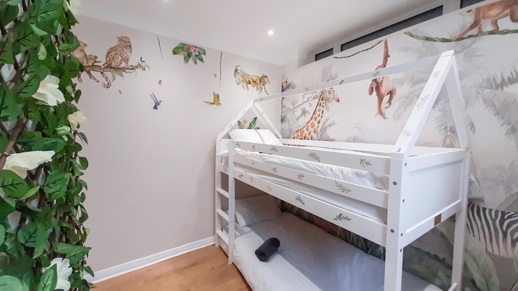 Apartment Enchanting 3 Bedroom Flat *