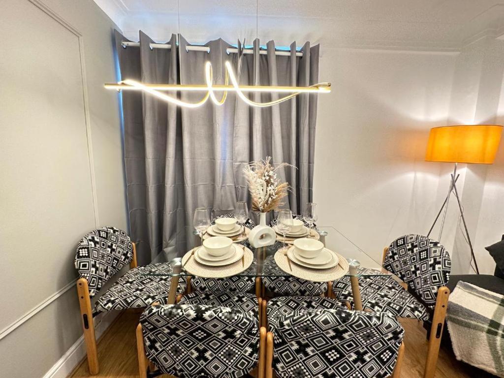 Edgware Road Three Bedroom Apartment *