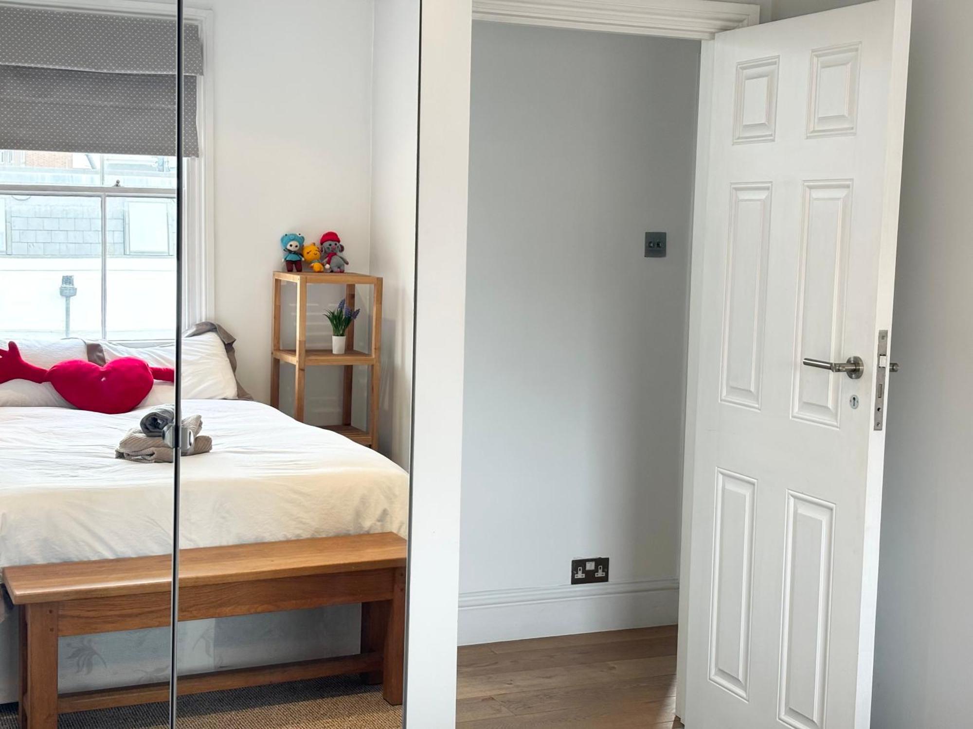 Victorian Modern Two Bedrooms Flat In West Kensington With Skyline View
