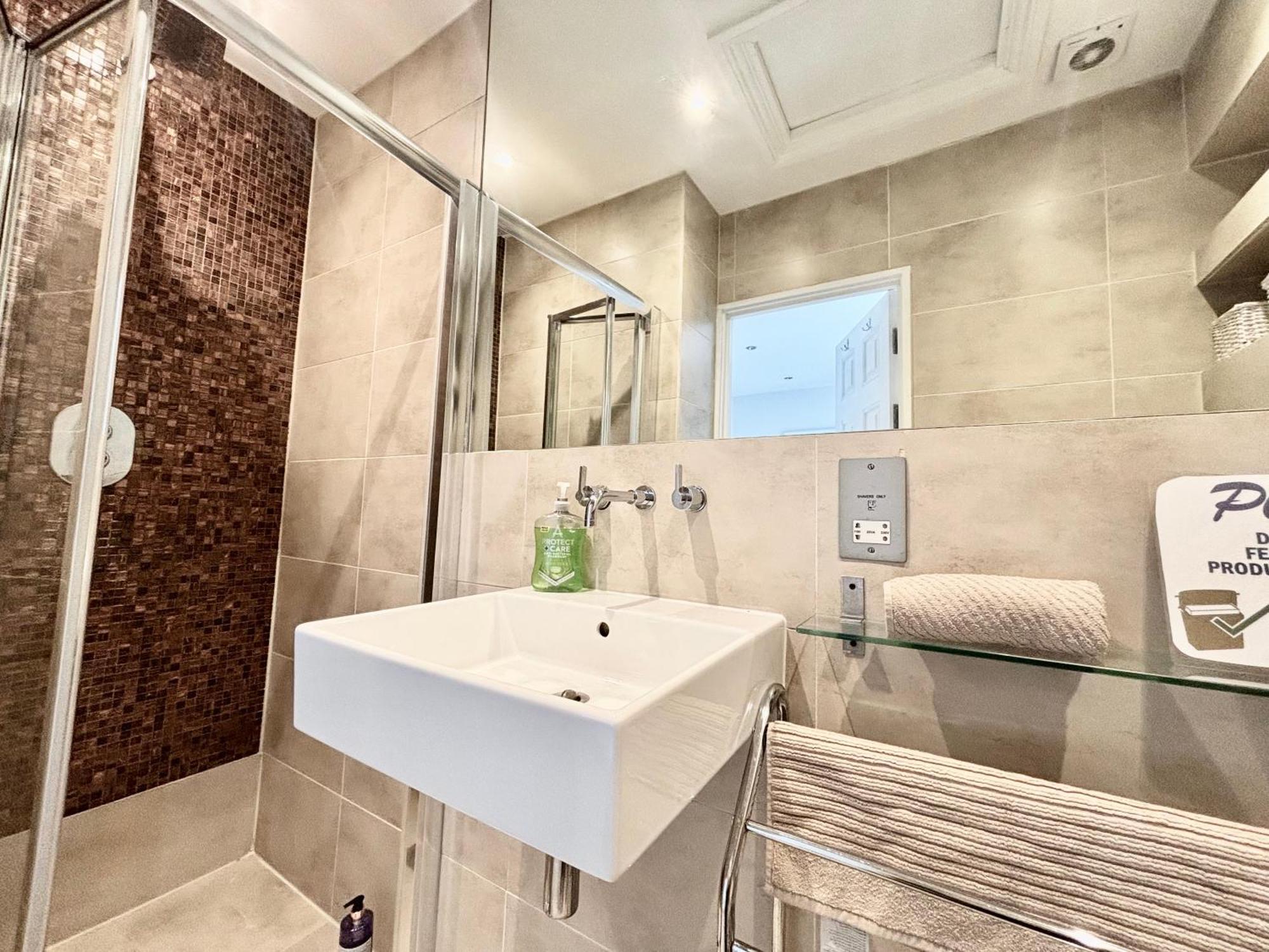 Victorian Modern Two Bedrooms Flat In West Kensington With Skyline View London