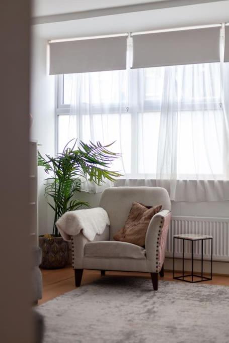 Spacious & Chic 3-bed House Near Central Apartment London