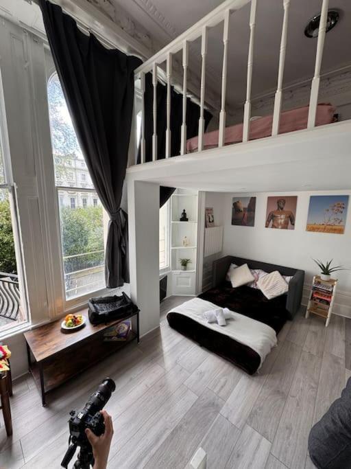 West Oasis - Escape From Chaos Apartment *