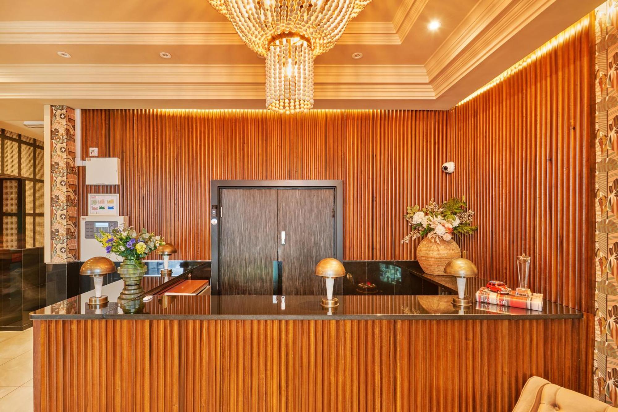 Huttons Hotel, Victoria London